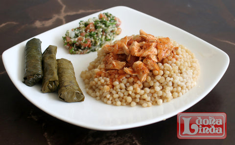 Plato de comida árabe marmaón, hojitas y tabbule